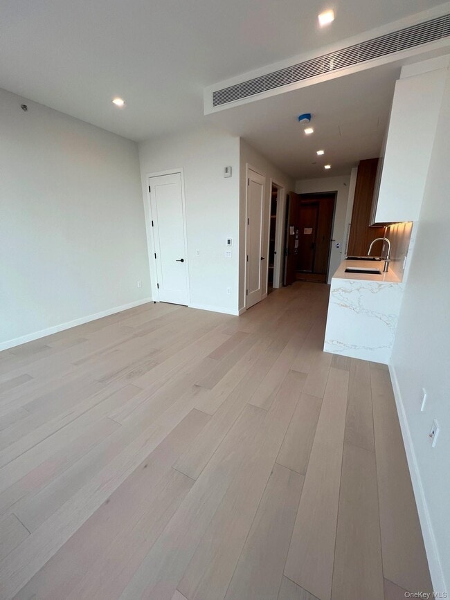 Building Photo - 35-32 Leavitt St