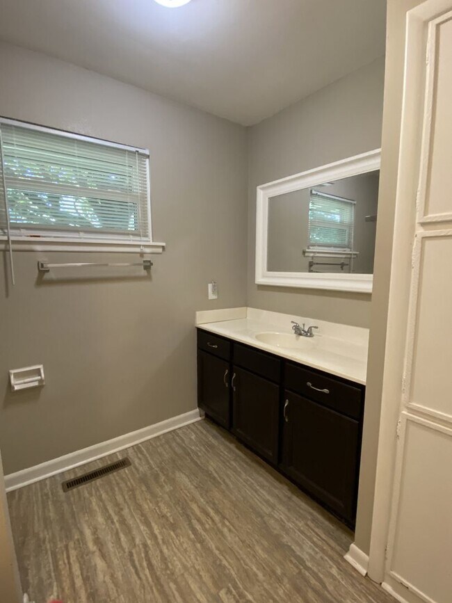 Building Photo - Gorgeous 3 Bedroom Home located near the new HYVEE!