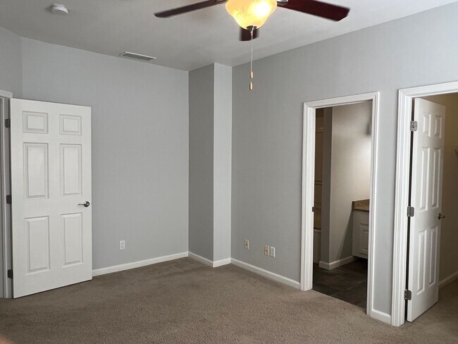 Building Photo - Beautiful 2-bedroom, 2 bath Condo in Gated...