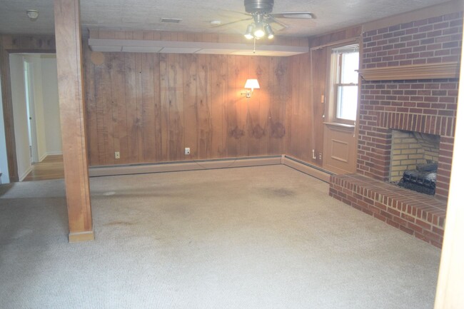 Building Photo - 4 Bed, 3 Bath Well-Located Brick Home in Lake Hickory Country Club For Rent!