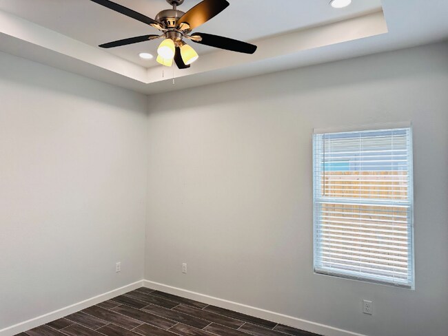 Building Photo - 1701 W Violet Dr