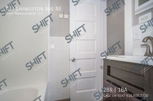 Building Photo - 733 Livingston Ave NE
