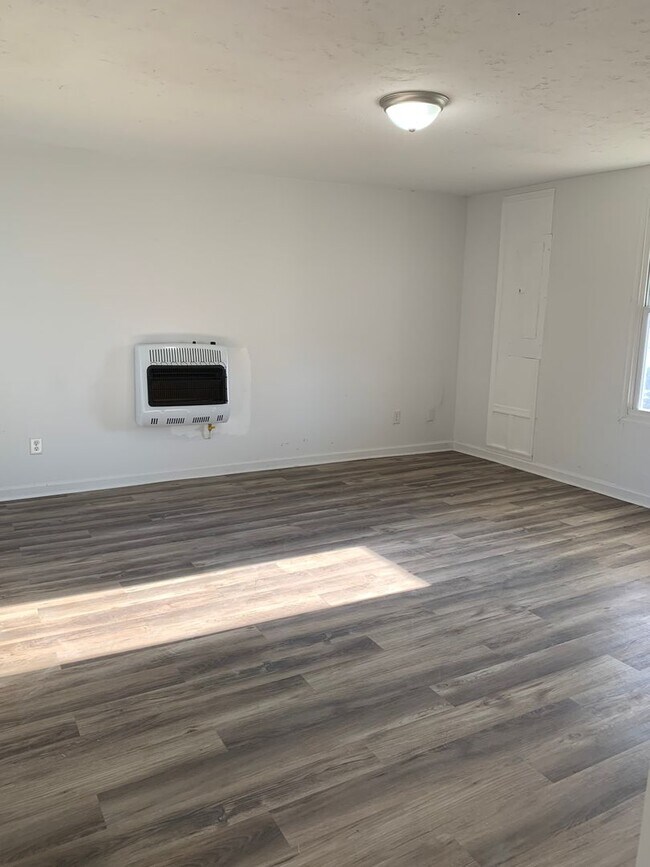 Building Photo - Gorgeous newly renovated apartment in Broo...
