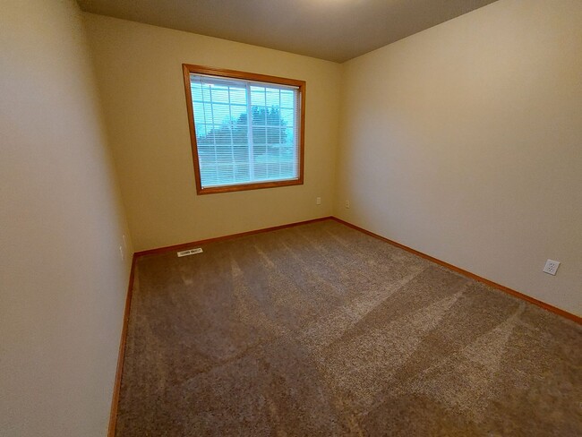 Building Photo - Spacious 3bd 2.5bth home w/ bonus room & 2...