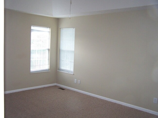 Building Photo - 3 bed, 2.5 bath, 2 car garage 2 story home...