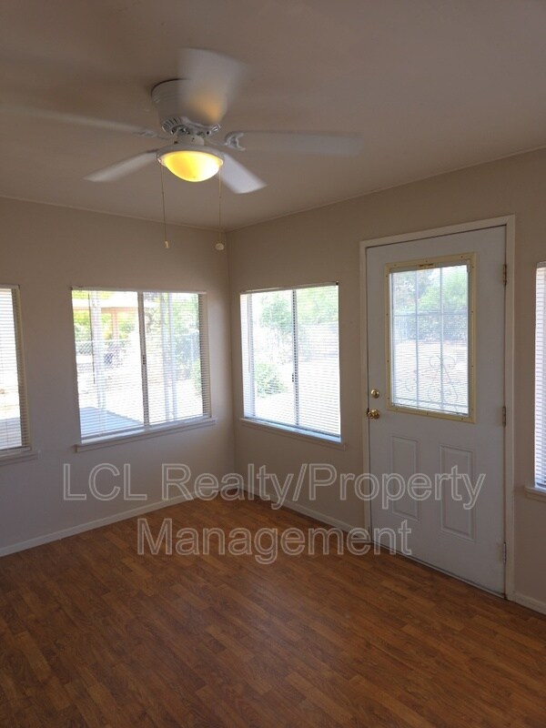 Building Photo - 26340 Harrisburg Dr