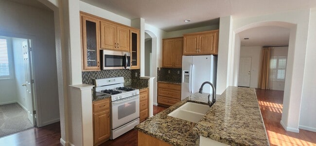 Building Photo - 4 Bedroom 2 Bathroom Home in Elk Grove
