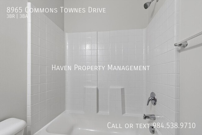 Building Photo - 8965 Commons Townes Dr