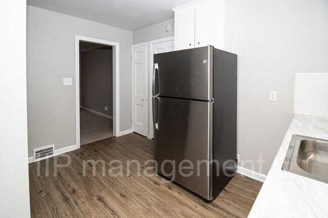 Building Photo - University Heights 4bed gorgeous 2nd Floor...