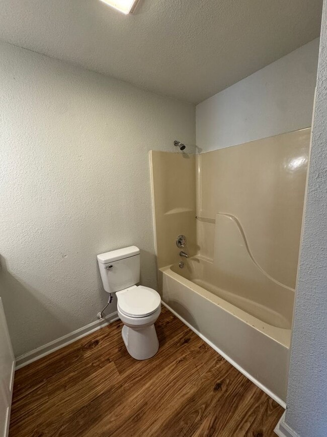 Building Photo - REMODELED 2 BED / 1 Bath Apartment in Truman.  READY NOW!