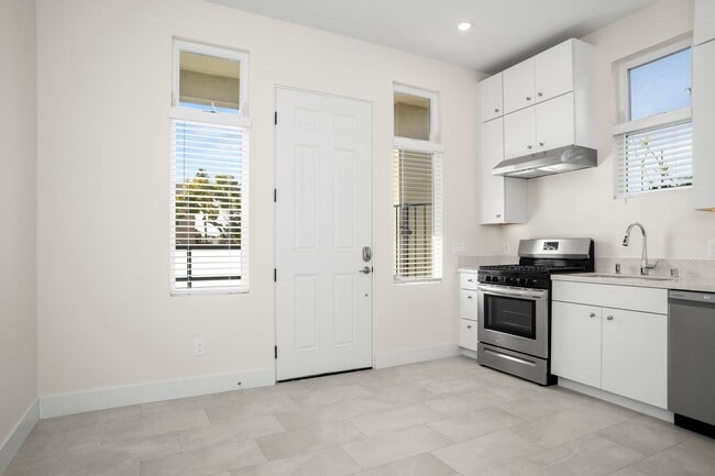 Building Photo - Roosevelt St.