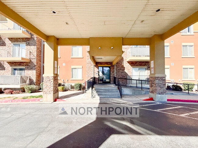 Building Photo - 2 Bed 2 Bath Condo - 9 foot ceilings with ...