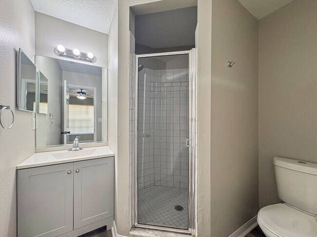 Building Photo - Move-In Ready 3 Bed Home with Garage & Fenced Yard in Tampa, FL