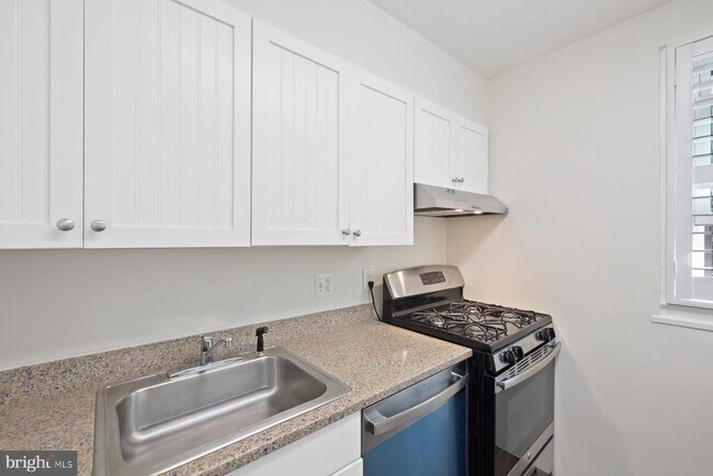 Building Photo - 4822 Chevy Chase Dr