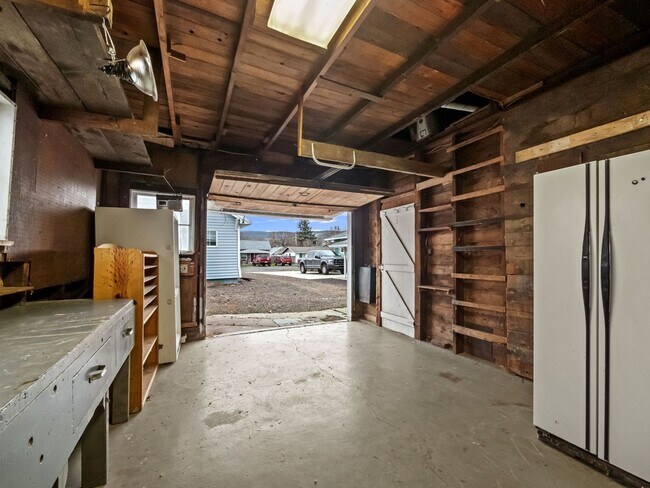 Building Photo - Peaceful northside home