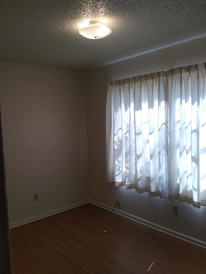 small bedroom - 1502 E Beverly Dr