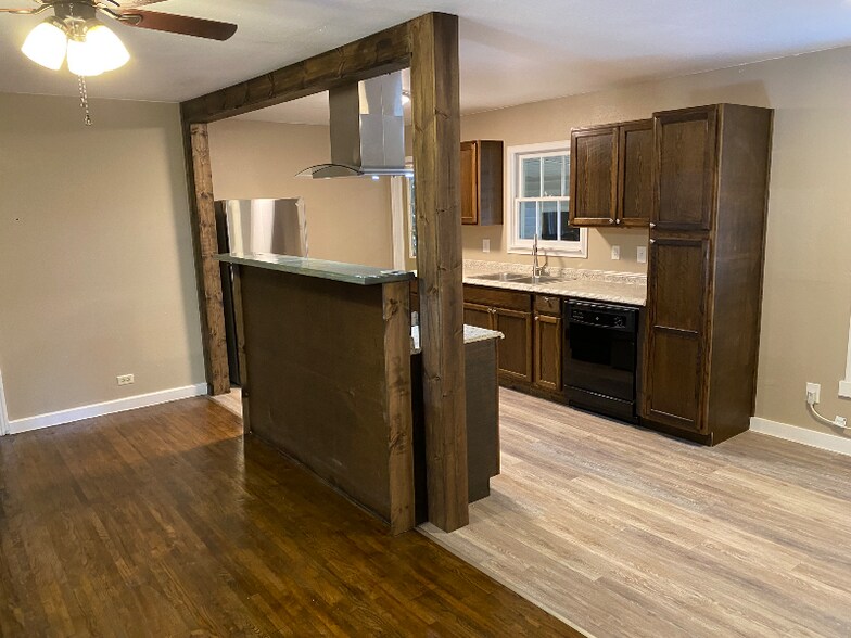 Building Photo - 802 E 4th St