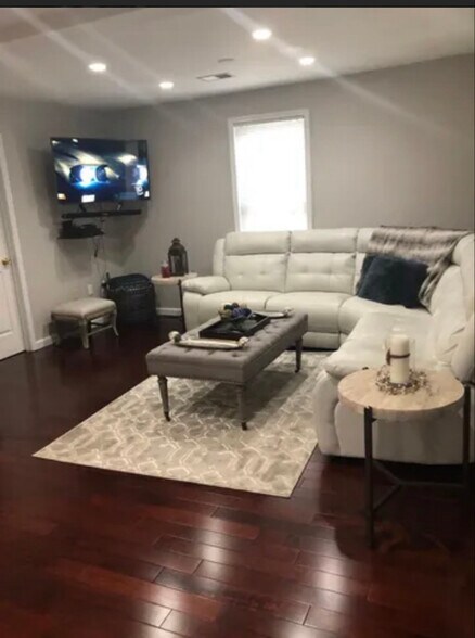 Primary Photo - 229 David St