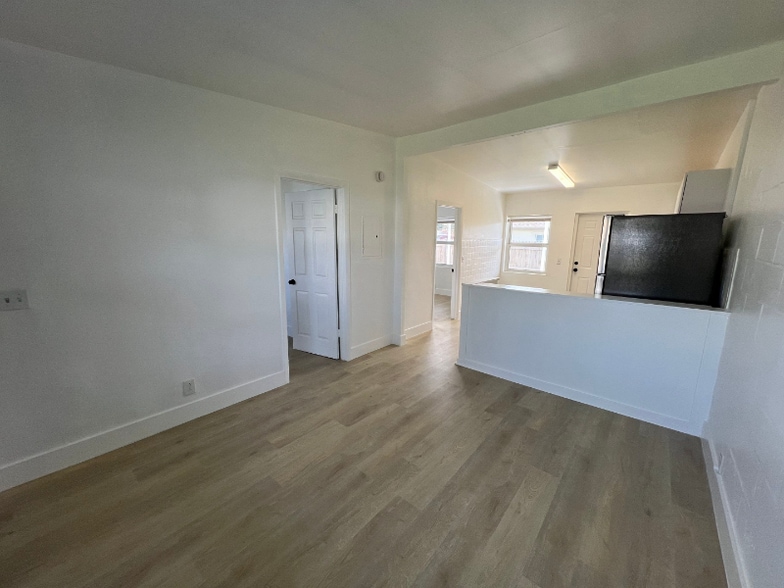 Building Photo - 320 NE 13th Ave