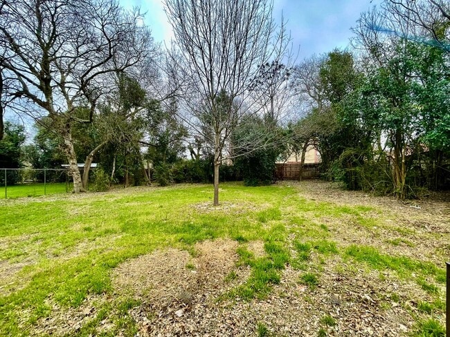 Building Photo - Centrally Located 2 Bedroom Home