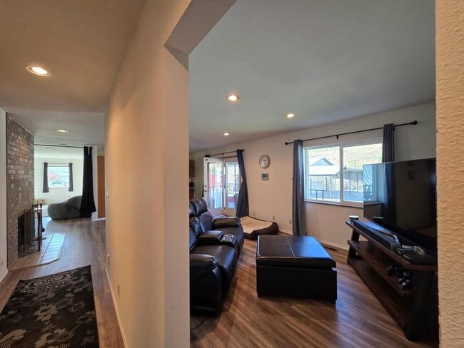 Building Photo - Large 3 Bedroom, 2.5 Bath on Beautiful, HU...