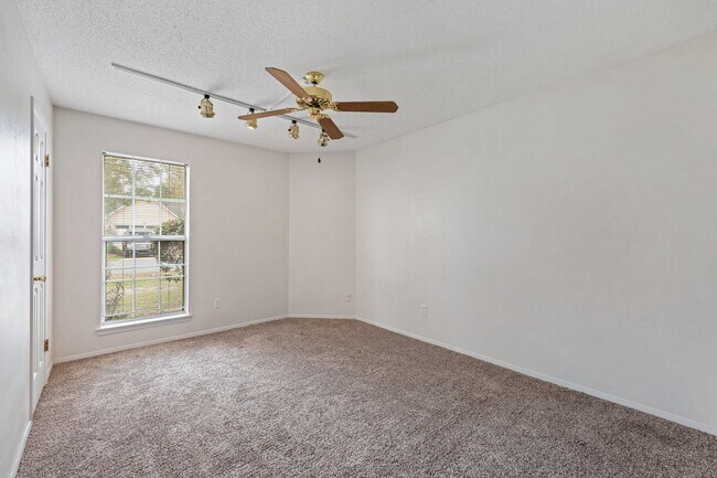 Building Photo - 1569 Meadowbrook Ct