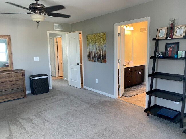Building Photo - COLONIAL FORGE TOWNHOUSE - STAFFORD (END U...