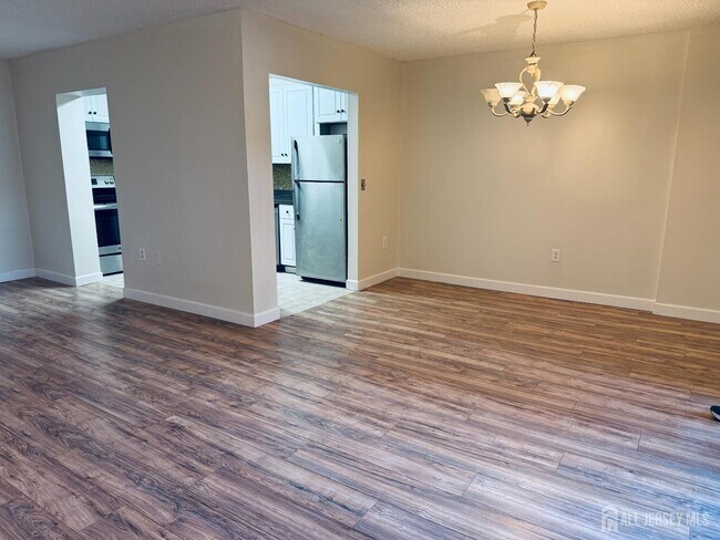 Building Photo - 10 N Wood Ave