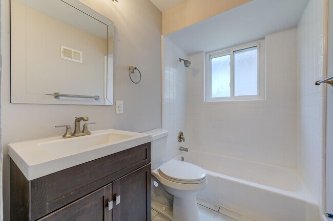 Building Photo - Pet Friendly, Renovated Home in Fox School District