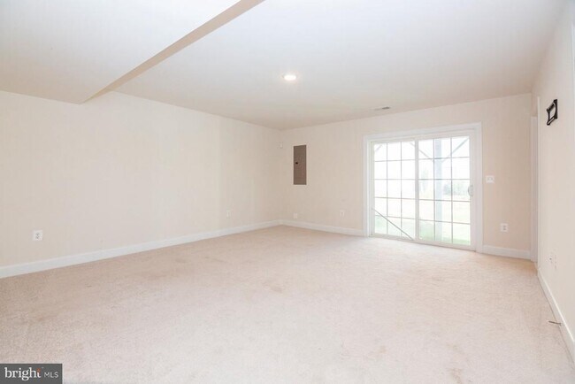 Building Photo - 8772 Elsing Green Dr