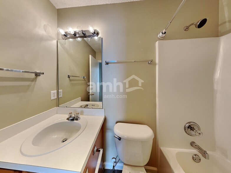 Building Photo - 136 N Honey Springs Ave