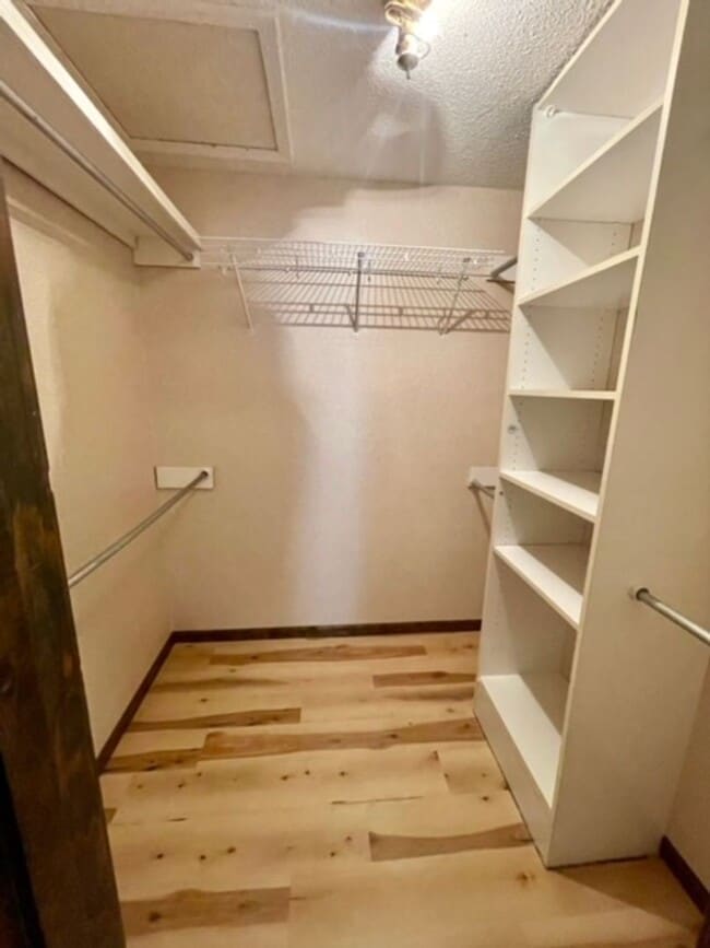 Building Photo - 3839 N Stewart Ave