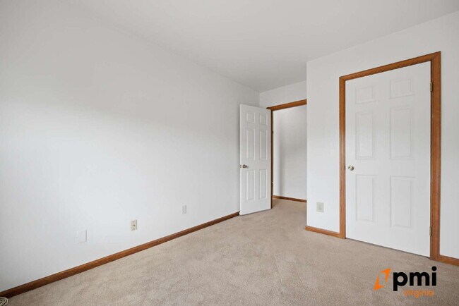 Building Photo - UPDATED 3 BEDROOM 2.5 BATH, FENCED YARD PETS ALLOWED