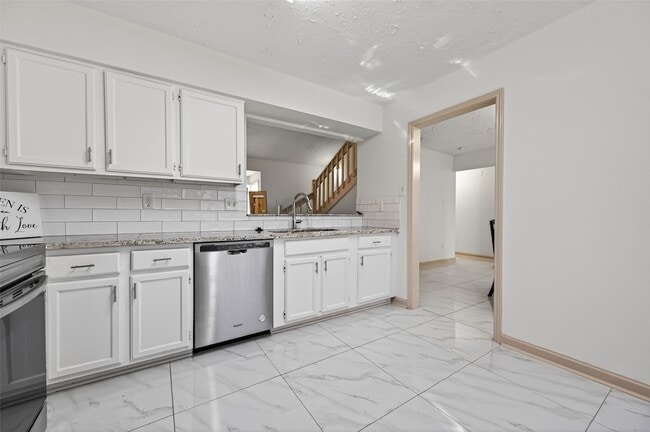 Building Photo - 10726 Village Trail Dr