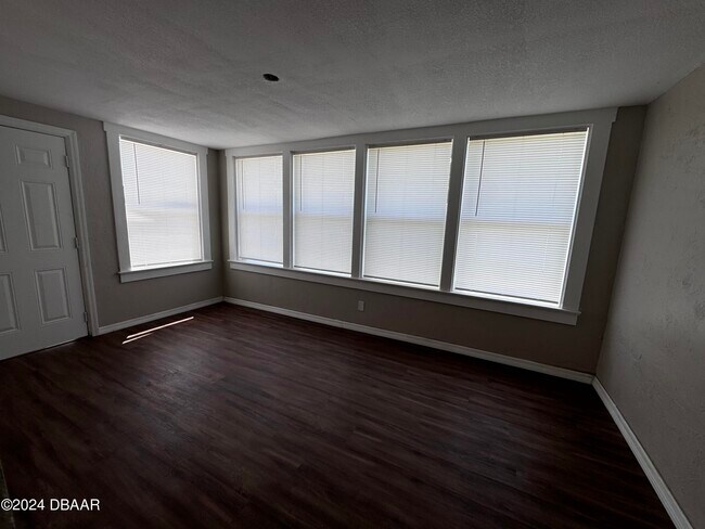 Building Photo - 1304 Holly Ave