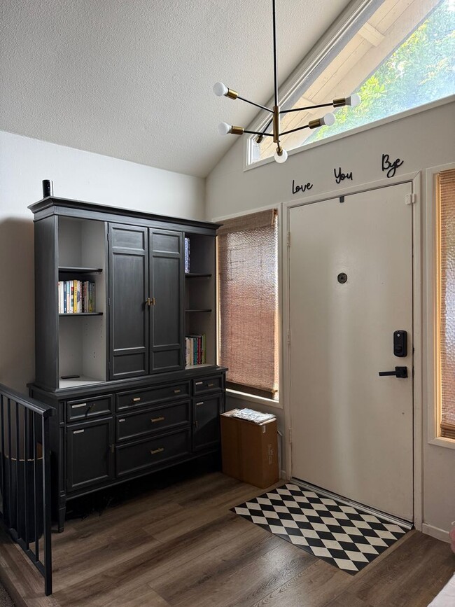 Building Photo - 4 Bed/3Bat