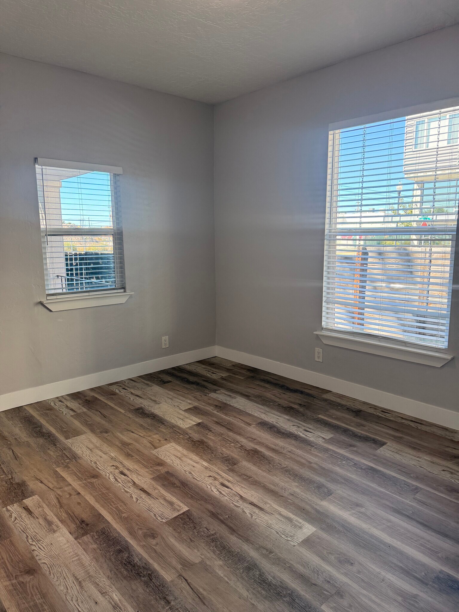 Building Photo - 1085 S 200 W