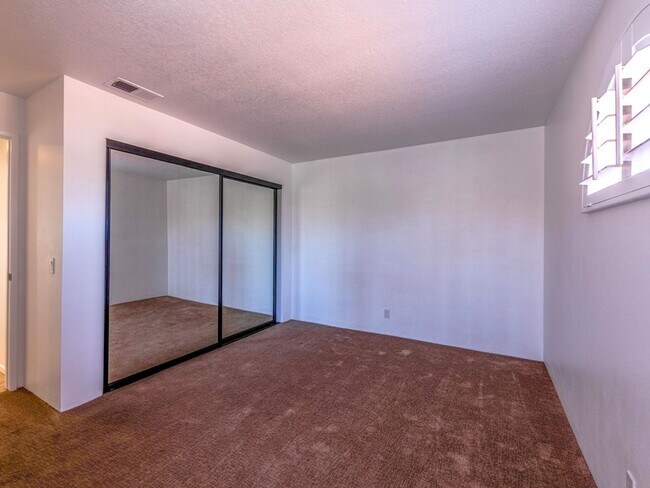 Building Photo - Sought after 2 bedroom 2 bath upstairs con...