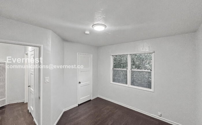 Building Photo - 6618 Laird Ave