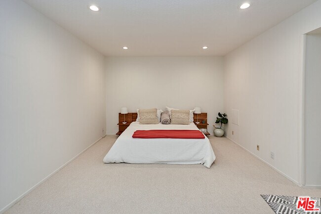 Building Photo - 4444 Wilshire Blvd