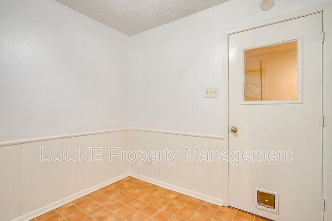 Building Photo - 812 E Prairie View Rd