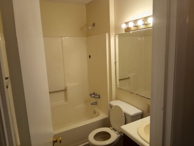 Building Photo - 804 N Washington St