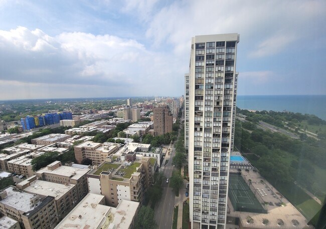 Building Photo - 5415 N Sheridan Rd