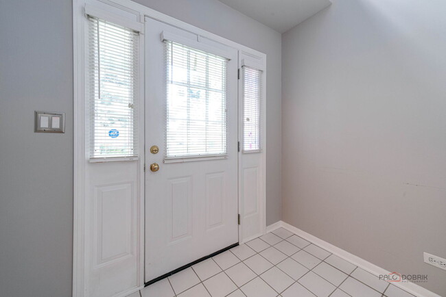 Building Photo - 1432 Hampshire Ct