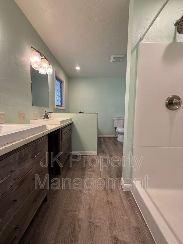 Building Photo - 105 Riverview Dr W