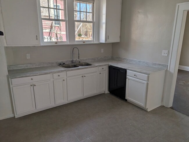 Building Photo - Spacious 3/4 Bedroom