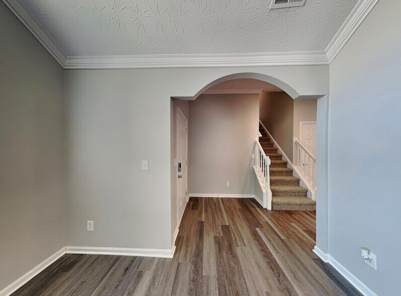 Building Photo - 2621 Fairstone Ave