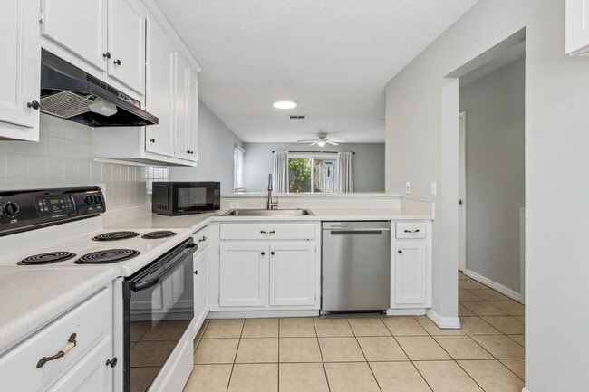 Building Photo - Adorable Beach Townhouse Close to Downtown