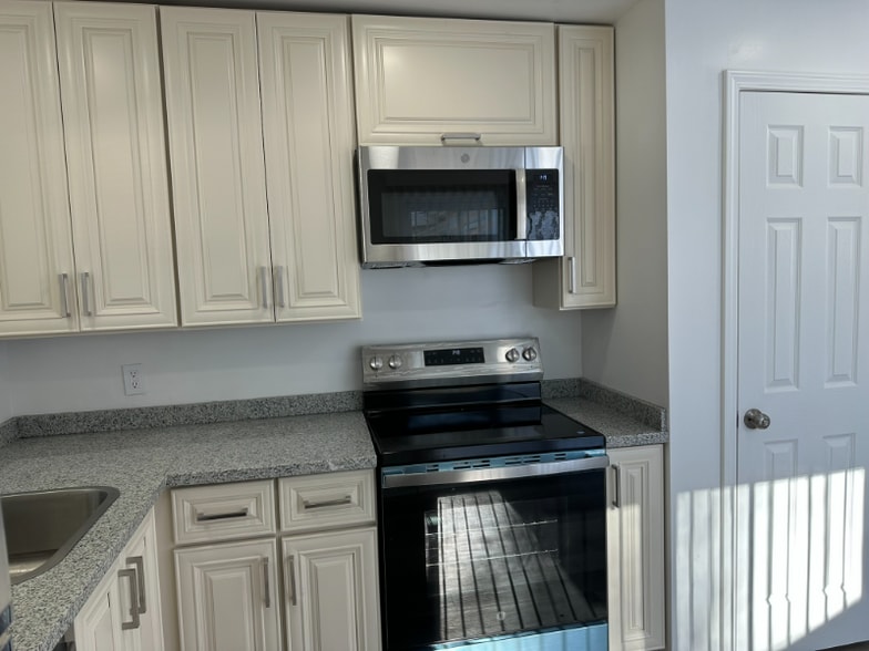 Building Photo - 28530 Grayling Ave