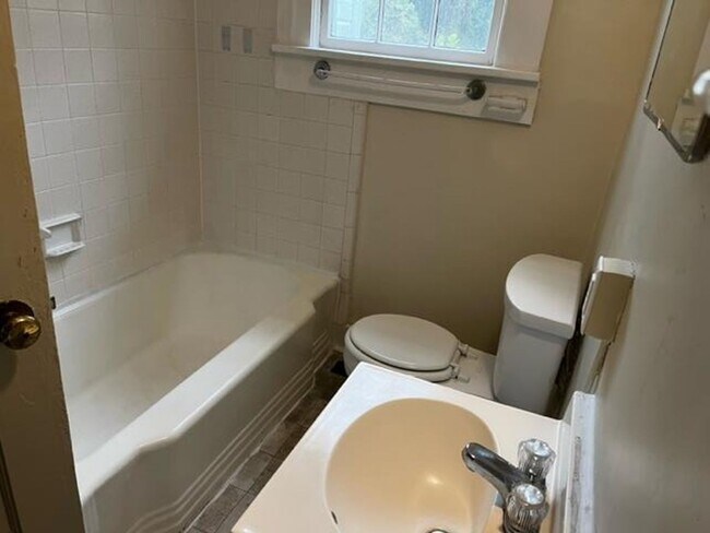 Building Photo - Beautiful 3 Bedroom/2 Bath Home Off Baytree!